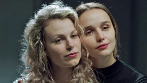 Magdalena Dwurzyńska i Justyna Litwic w scenie z filmu "Błazny"