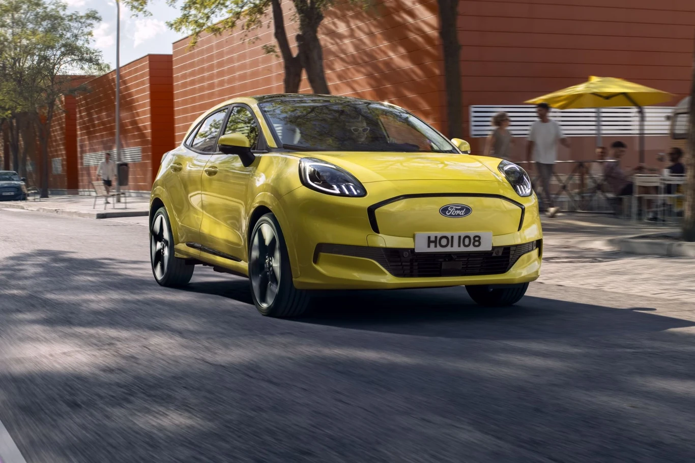 Ford Puma Gen-E wyróżnia się na tle spalinowej wersji m.in. panelem przednim zaczerpniętym z Mustanga Mach-E.