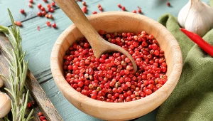 Naturalny spalacz tłuszczu, wróg cholesterolu. Zapomniany czerwony pieprz jest wyborny do ryb, w tym śledzi