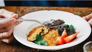 Wśród diet, które uznawane są za przykład "diet antynowotworowych" wymienia się dietę śródziemnomorską, wegetariańską, japońską. Wszystkie one bazują na świeżych warzywach i owocach 