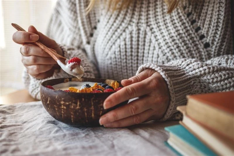 Dieta przeciwnowotworowa powinna bazować na świeżych owocach i warzywach. W codziennym jadłospisie nie powinno zabraknąć także produktów pełnoziarnistych, ryb oraz niskotłuszczowych produktów mlecznych.