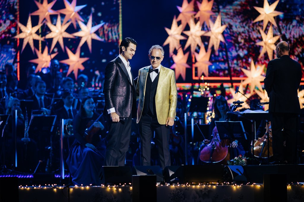 Matteo Bocelli i Andrea Bocelli na scenie koncertu "Matteo Bocelli i przyjaciele. Święta spełnionych marzeń"