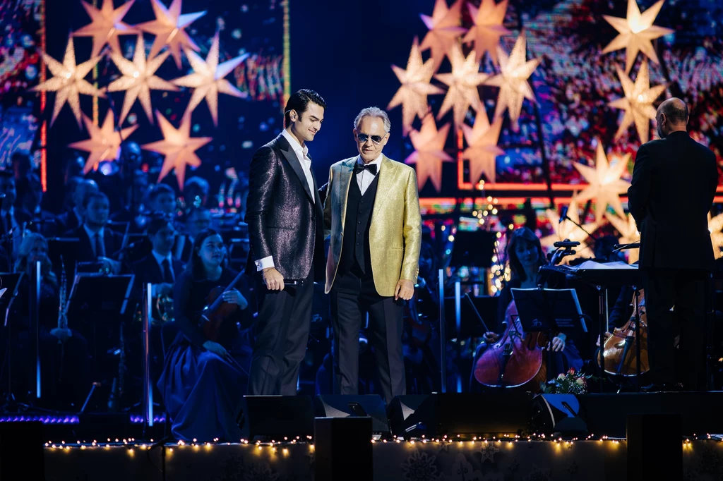 Matteo Bocelli i Andrea Bocelli na scenie koncertu "Matteo Bocelli i przyjaciele. Święta spełnionych marzeń"