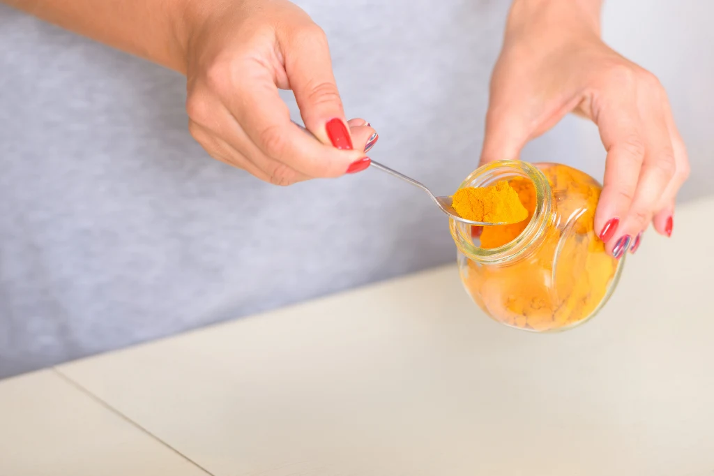 Dodatek kurkumy do kawy zyskuje na popularności. Sprawdza się znakomicie