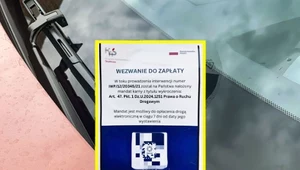 Mandat z kodem QR za wycieraczką? Wyrzuć go do kosza