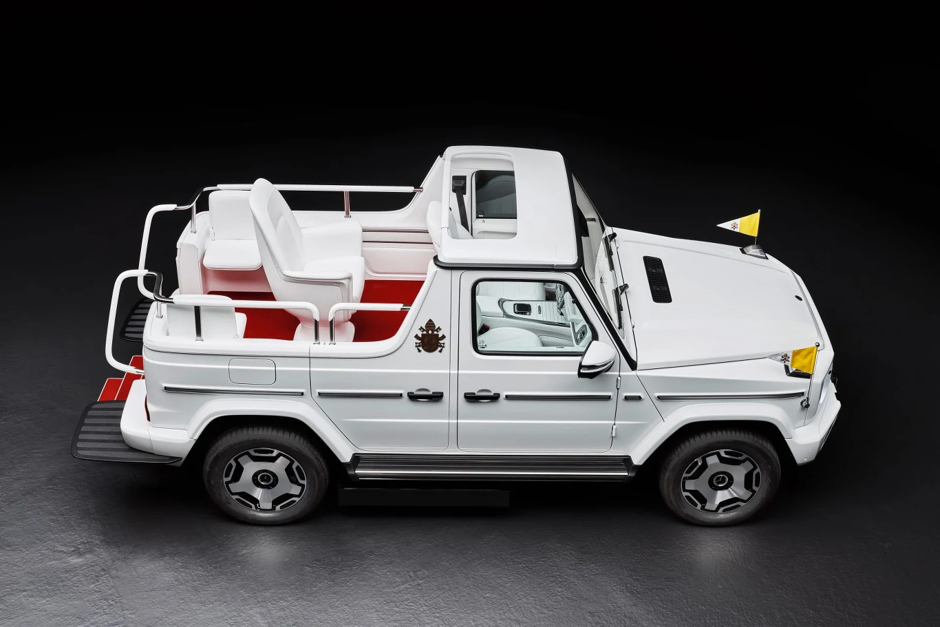 Papamobile od Mercedesa to pierwszy samochód elektryczny, którym będzie podróżować głowa Kościoła