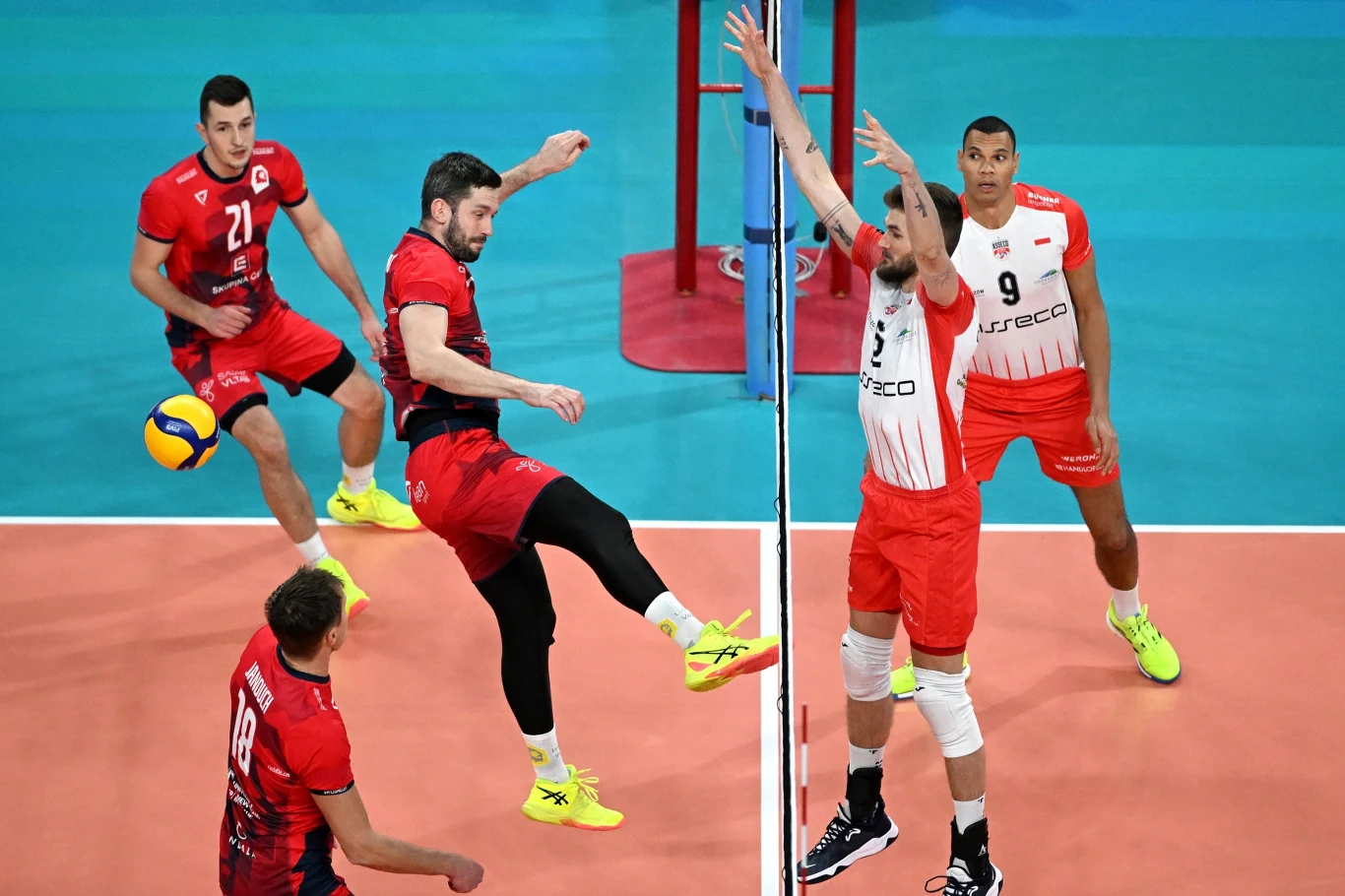 Karol Kłos blokuje rywali z Pragi