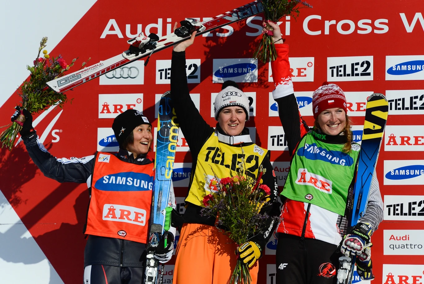 Karolina Riemen (pierwsza z prawej)