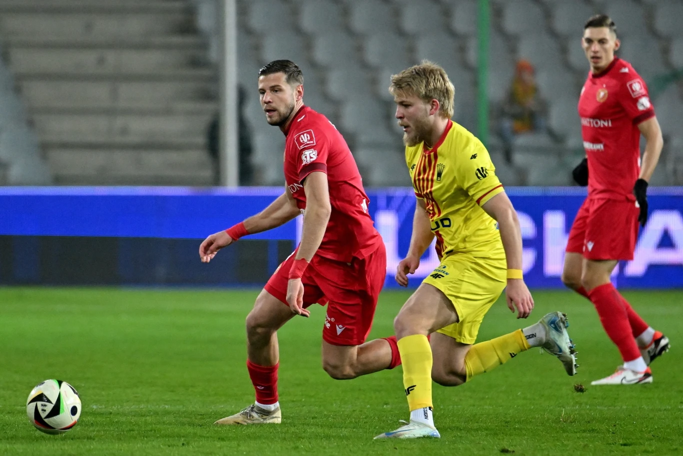 Yoav Hofmeister i Imad Rondic w meczu 1/8 finału piłkarskiego Pucharu Polski Yoav Hofmeister i Imad Rondic w meczu 1/8 finału piłkarskiego Pucharu Polski