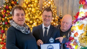 Małżeństwo z Dolnej Saksonii odebrało dyplom za rekordową liczbę udekorowanych choinek