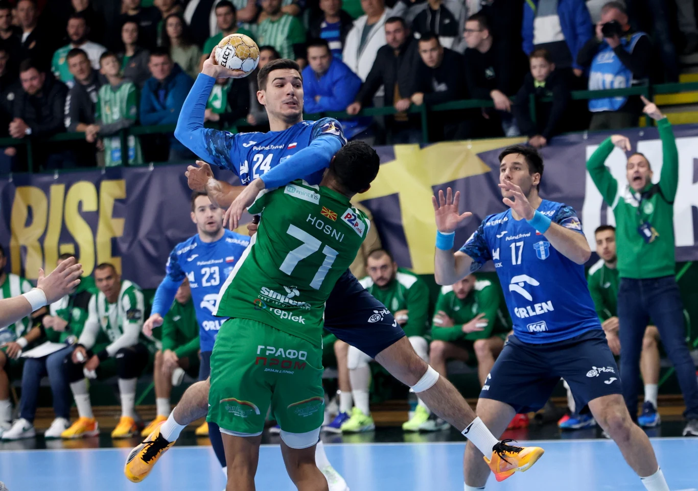 Gergo Fazekas - Węgier był obijany przez rosłych obrońców Eurofarmu Pelister Gergo Fazekas - Węgier był obijany przez rosłych obrońców Eurofarmu Pelister