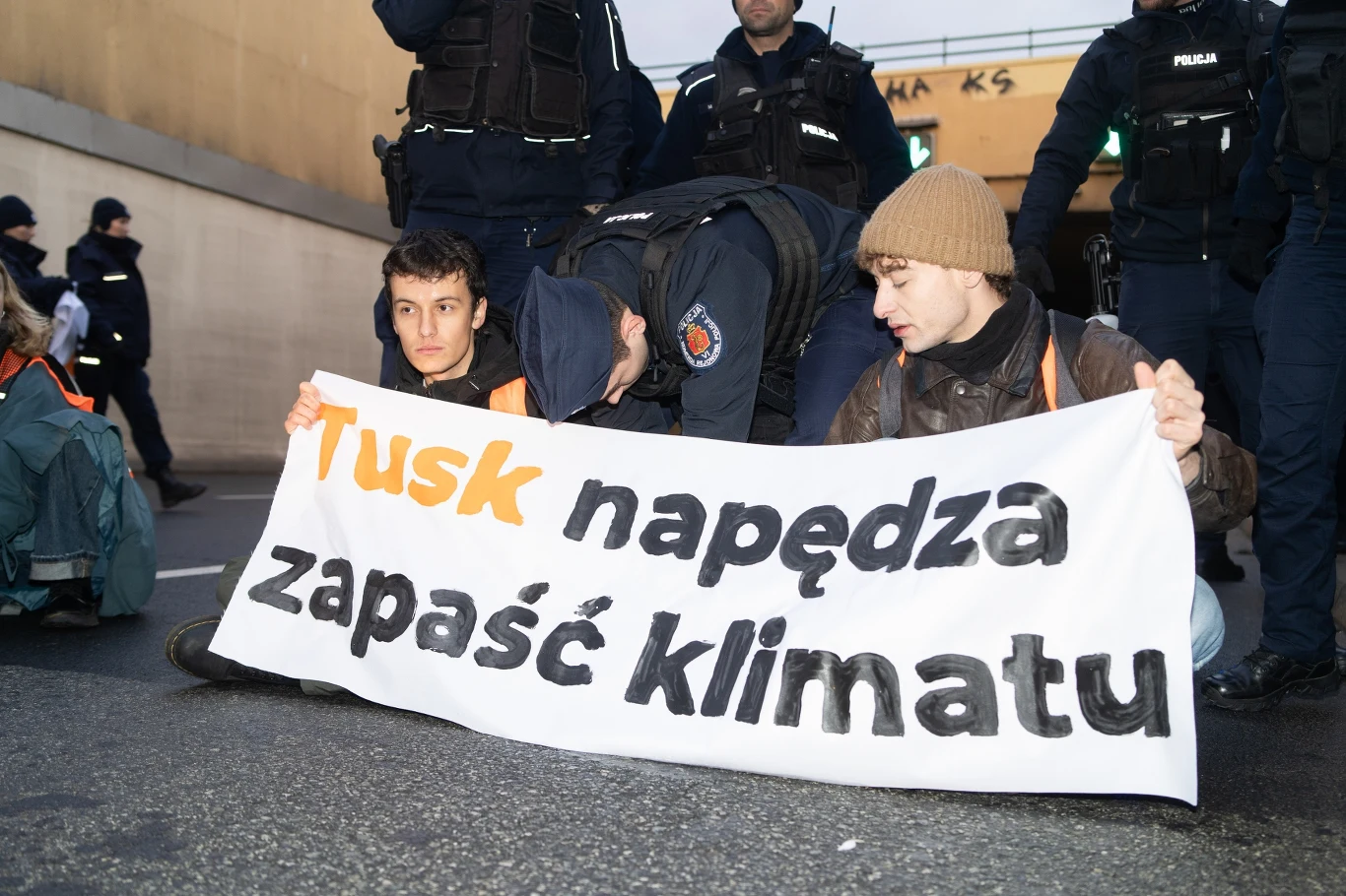 Blokada w Warszawie aktywistów klimatycznych z Ostatniego Pokolenia Blokada w Warszawie aktywistów klimatycznych z Ostatniego Pokolenia
