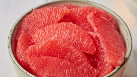 Grejpfrut to jeden z najzdrowszych owoców, choć niektórym może mocno zaszkodzić