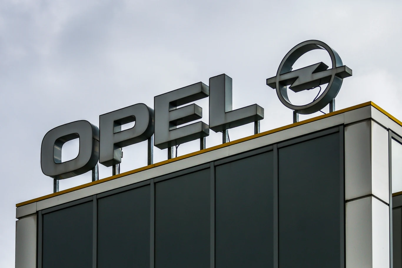 Opel wstrzymuje produkcję. Zagrożone 1600 etatów Opel wstrzymuje produkcję. Zagrożone 1600 etatów