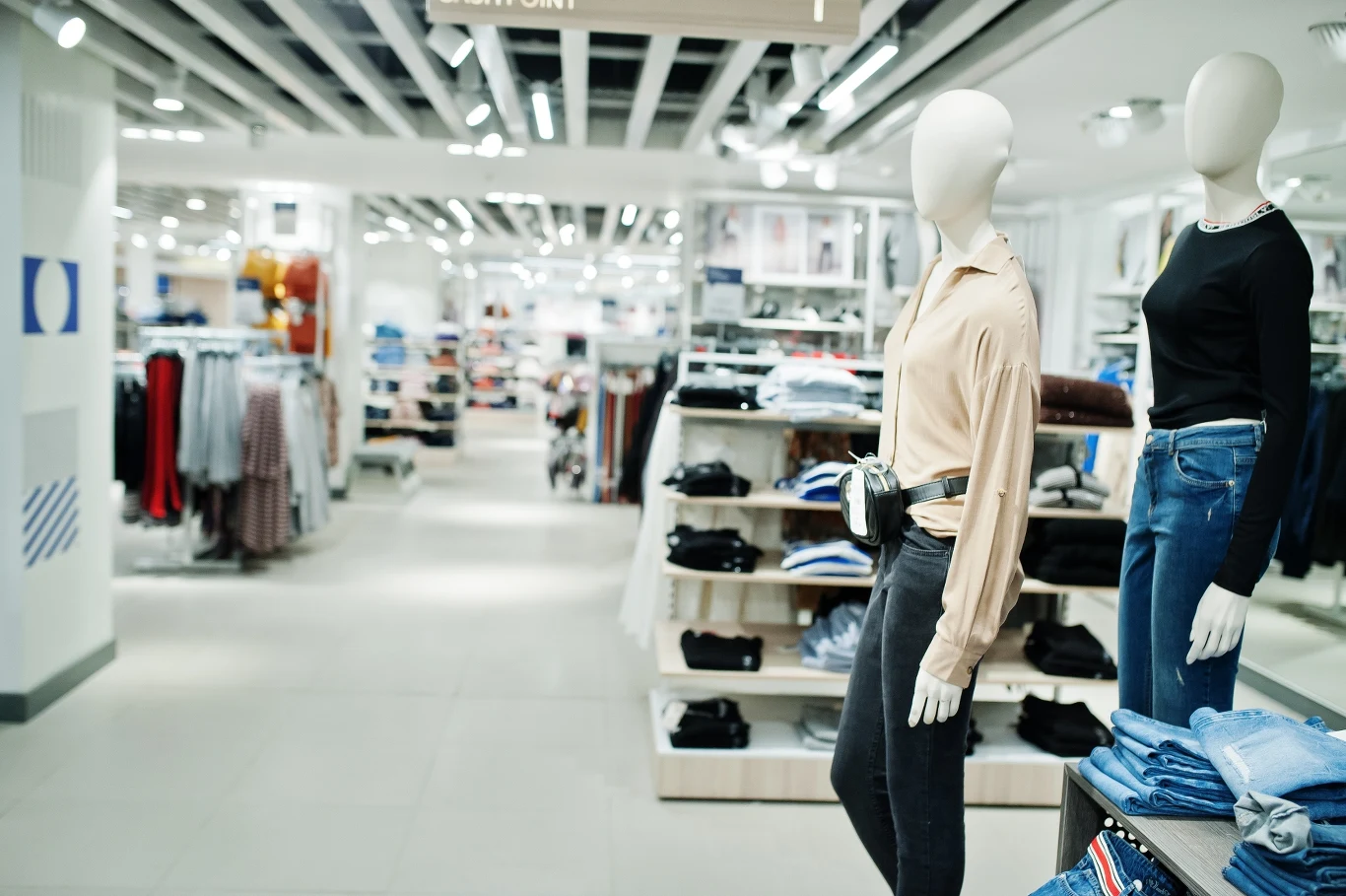 Jakie spodnie będą najmodniejsze jesienią i zimą 2024?