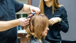 To najlepsza fryzura dla pań z cienkimi włosami. Dodaje mega objętości