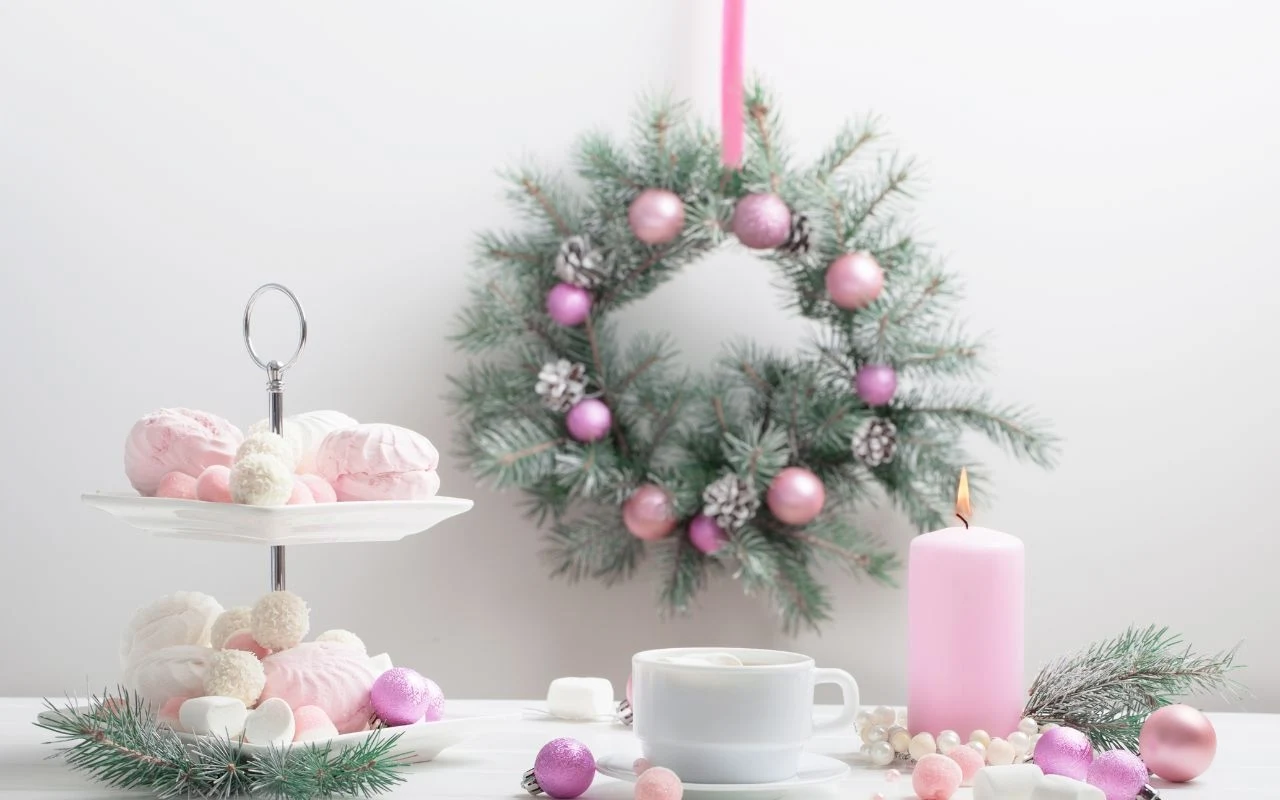 świąteczna dekoracja z motywem różu