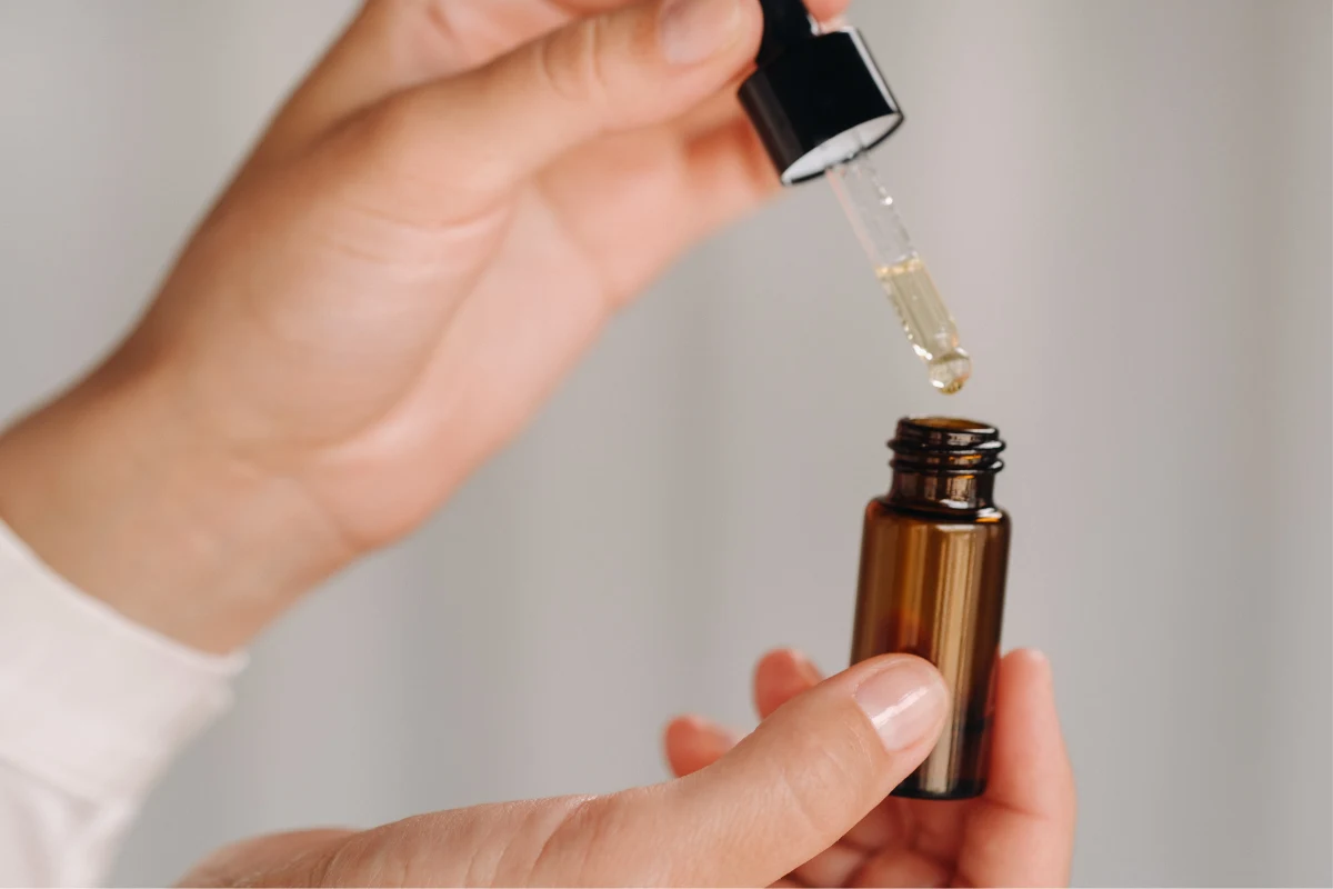 Olejek z drzewa herbacianego to naturalne remedium na osłabione i łamliwe paznokcie. 