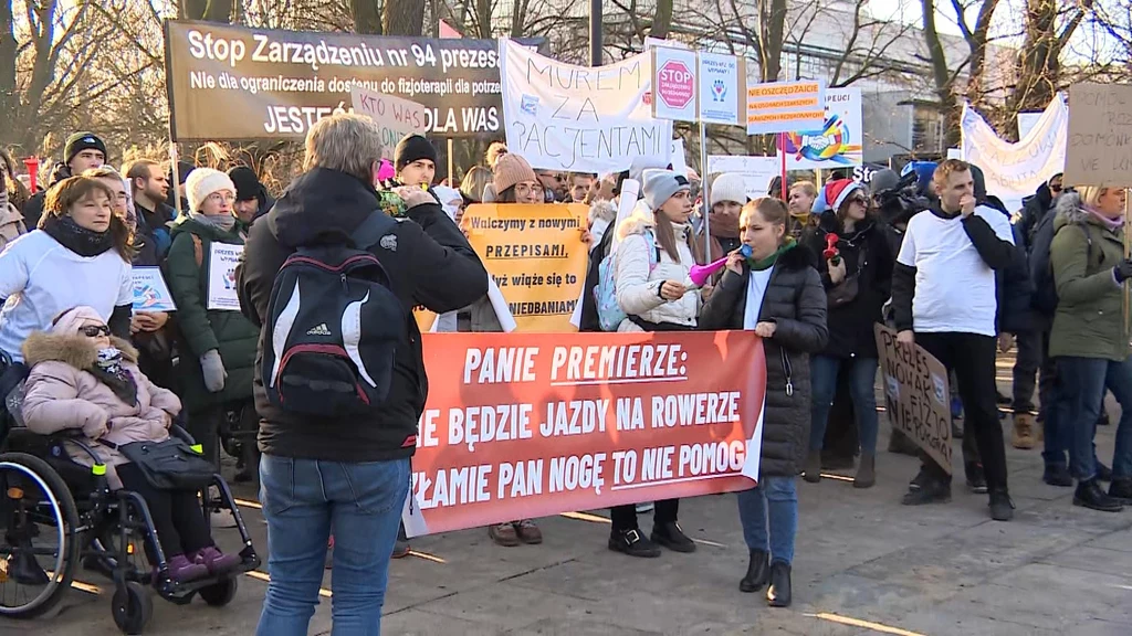 Protest fizjoterapeutów przed Sejmem. Oczekują reakcji premiera Donalda Tuska