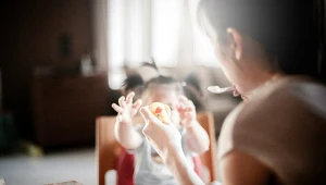 Na początek najlepiej sprawdzą się delikatne warzywa, takie jak marchewka, dynia czy ziemniaki, podane w formie gładkiego puree