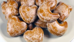 Miękkie maczane w lukrze pierniczki są pyszne i znikają w mgnieniu oka