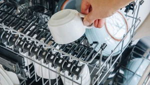 Wiele osób robi to przed włożeniem naczyń do zmywarki. To błąd