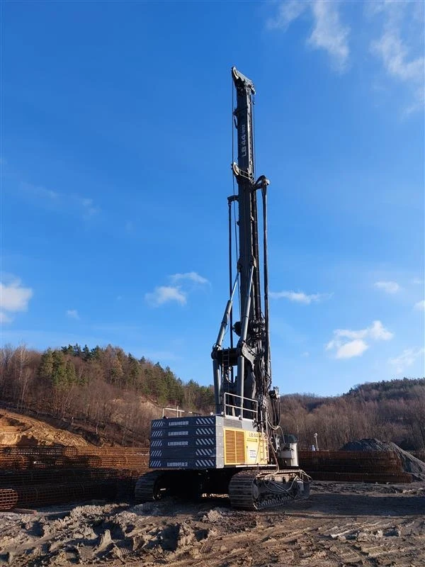 Budowa S19 Miejsce Piastowe i Dukla - wiertnica do palowania LB-44 510
