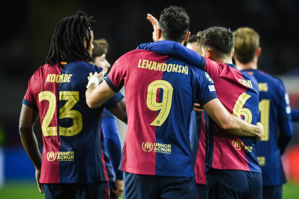 Robert Lewandowski (na środku) cieszący się z gola z kolegami z FC Barcelona Robert Lewandowski (na środku) cieszący się z gola z kolegami z FC Barcelona