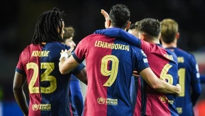 Robert Lewandowski (na środku) cieszący się z gola z kolegami z FC Barcelona