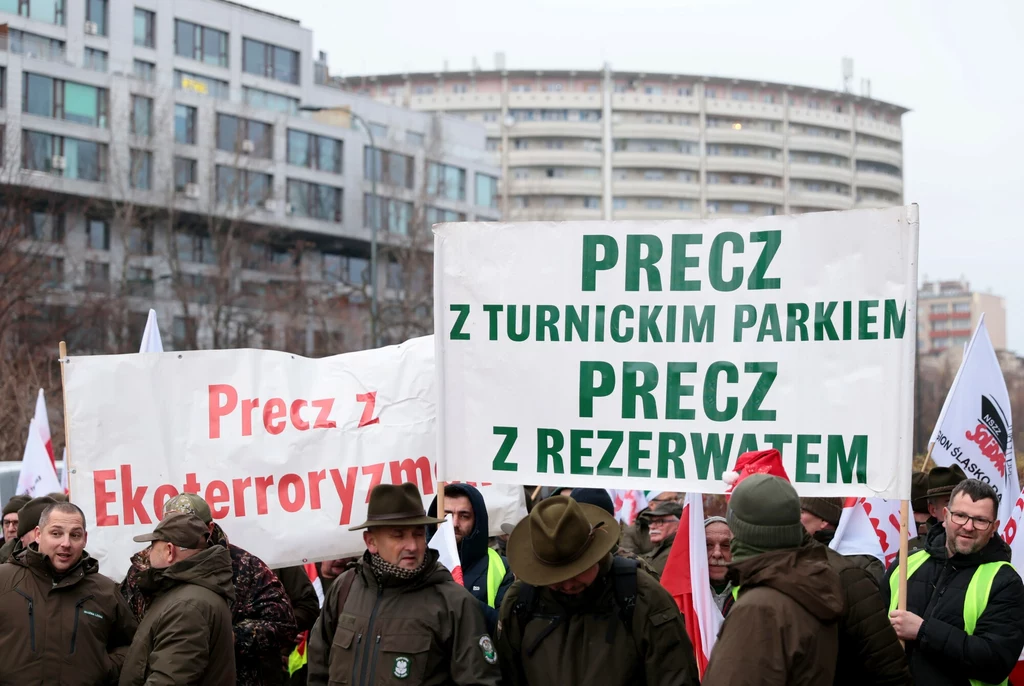 Leśnicy zrzeszeni wokół Leśnych Związków Zawodowych na manifestacji pojawili się z banerami "Precz z ekoterroryzmem", czy "Precz z Turnickim Parkiem, Precz z rezerwatem". 