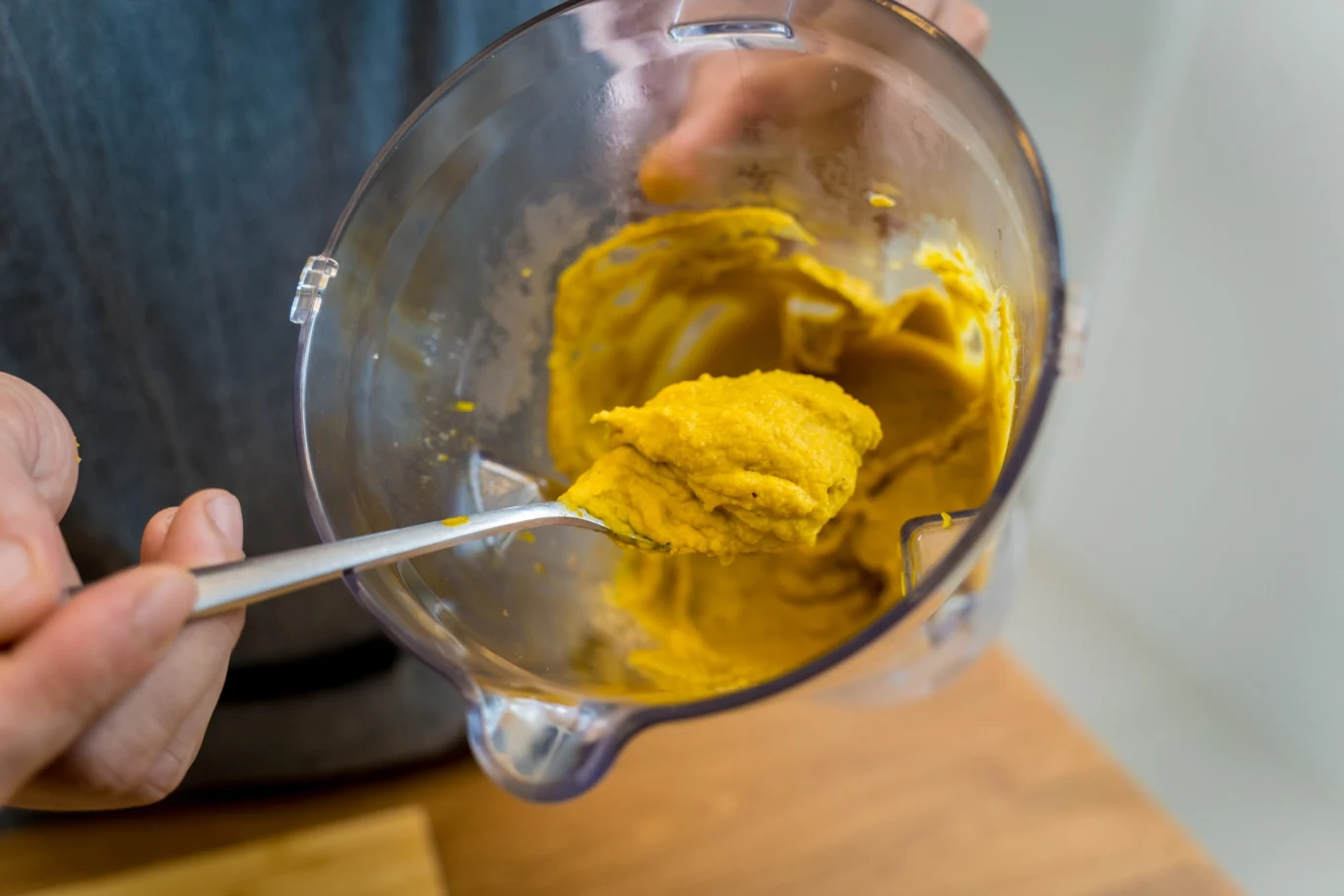 Wystarczy połączyć kilka składników, aby przygotować zdrową pastę z kurkumy Wystarczy połączyć kilka składników, aby przygotować zdrową pastę z kurkumy