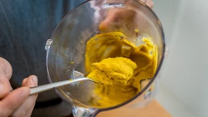 Złota pasta do zup, sosów i mleka. Nie ma nic lepszego na zdrowe jelita i odporność 