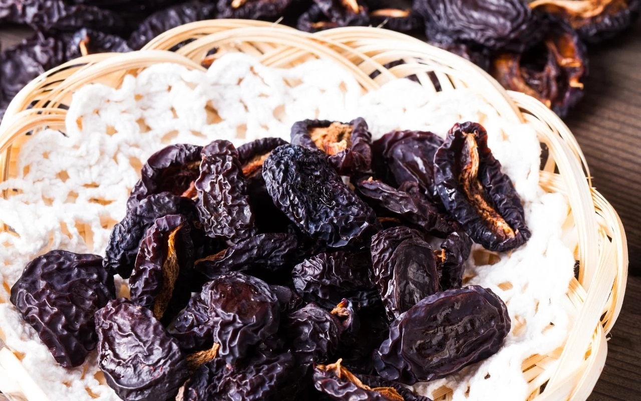 Suszone śliwki są dostępne bez problemów w sklepie. Można też je przyrządzić samemu Suszone śliwki są dostępne bez problemów w sklepie. Można też je przyrządzić samemu