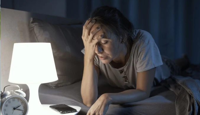 Stres i niepokój mogą powodować cykliczne pobudki w środku nocy