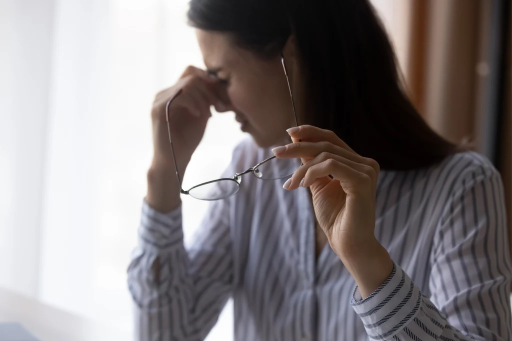 Widzą jak przez brudną szybę, skacze im obraz, "bolą" włosy. Takie objawy to ostatnie ostrzeżenie od organizmu Widzą jak przez brudną szybę, skacze im obraz, "bolą" włosy. Takie objawy to ostatnie ostrzeżenie od organizmu