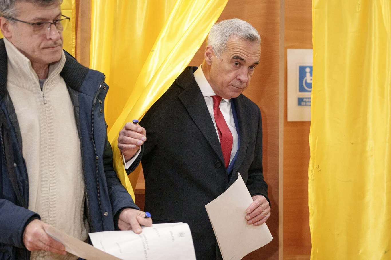Calin Georgescu podczas głosowania Calin Georgescu podczas głosowania