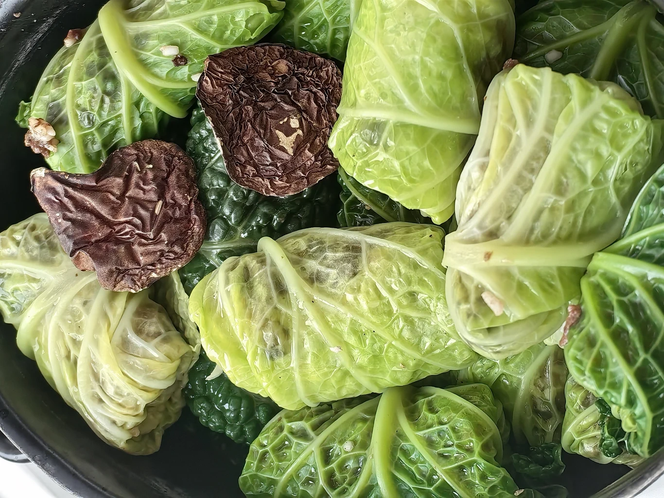 Gołąbki wigilijne z jasną kaszą gryczaną i suszonymi grzybami.