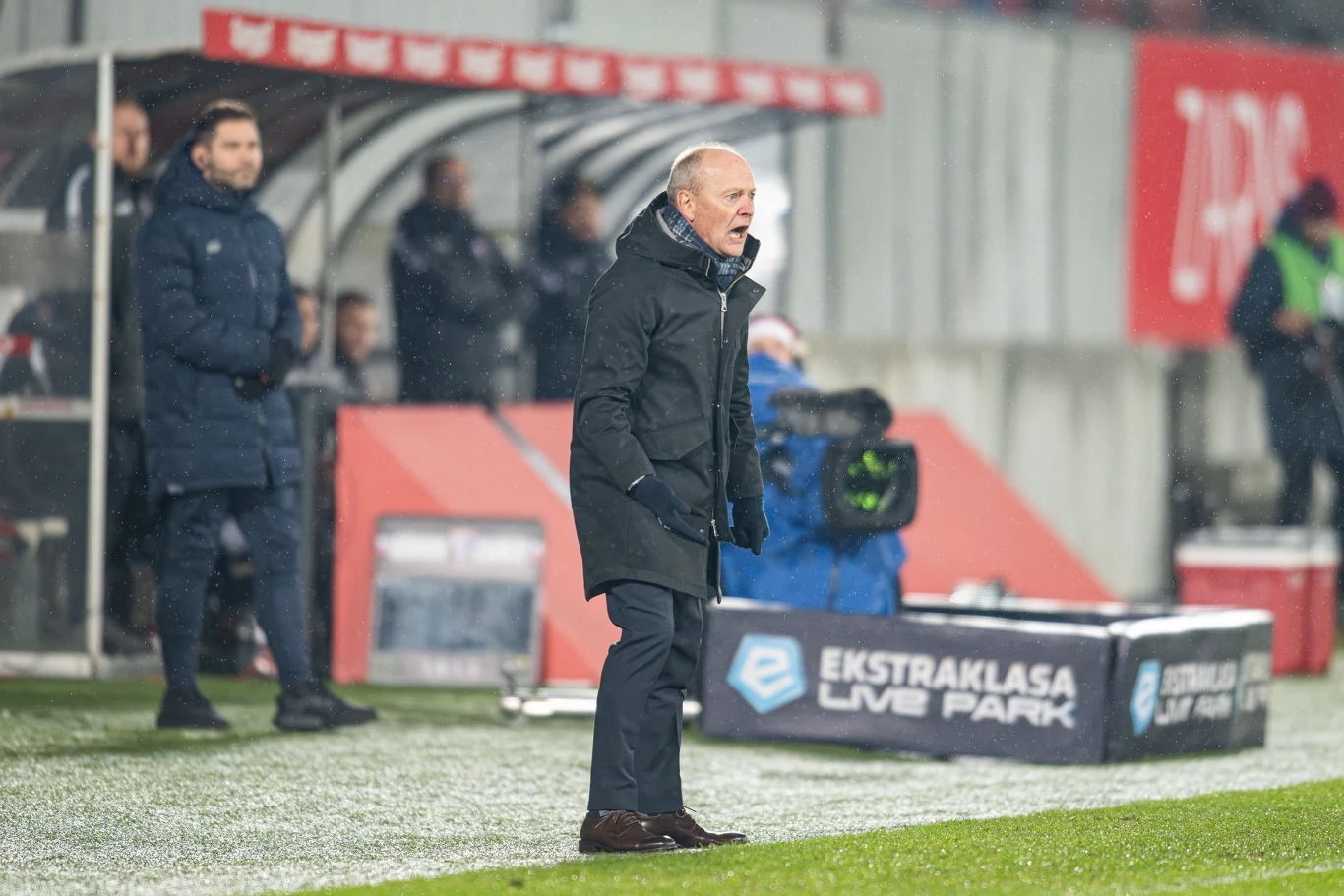 Niels Frederiksen (Lech Poznań) krzyczący na swoich piłkarzy podczas meczu z Górnikiem Zabrze Niels Frederiksen (Lech Poznań) krzyczący na swoich piłkarzy podczas meczu z Górnikiem Zabrze