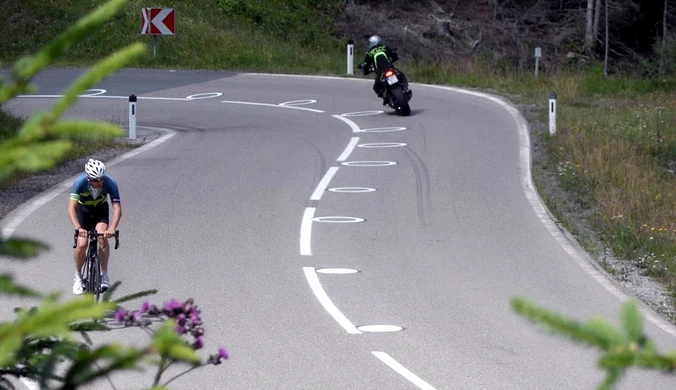 Po namalowaniu na jezdniu białych kół i okręgów liczba wypadków z udziałem motocyklistów spadła o prawie połowę / fot. KFV