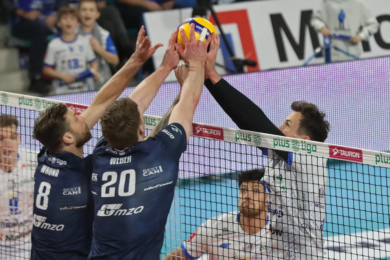 Rywalizacja na siatce w meczu Ślepsk Malow Suwałki - PGE Projekt Warszawa