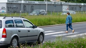 Pieszy przeszedł przed autem ale wciąż jest na przejściu. Czy można jechać?