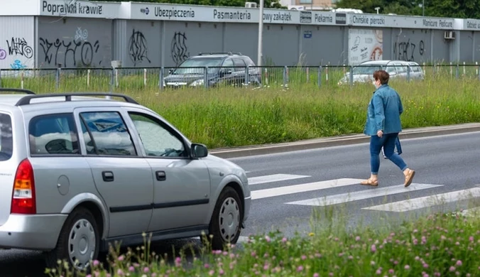 Czy kierowca może ruszyć, kiedy pieszy nie opuścił jeszcze przejścia?