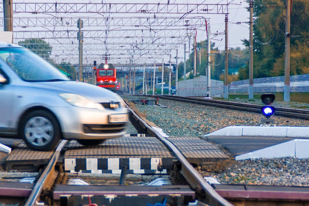 Na przejeździe kolejowym nie ma co się zastanawiać. Jeśli utknęliśmy za szlabanem - trzeba go wyłamać