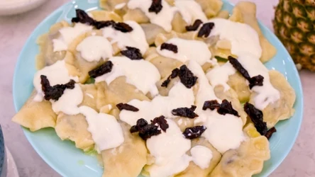 Pierogi z suszonymi sliwkami i orzechami znane są w niektózych regionach Polski. Zaskakują smakiem, dlatego warto je przygotować dla rodziny