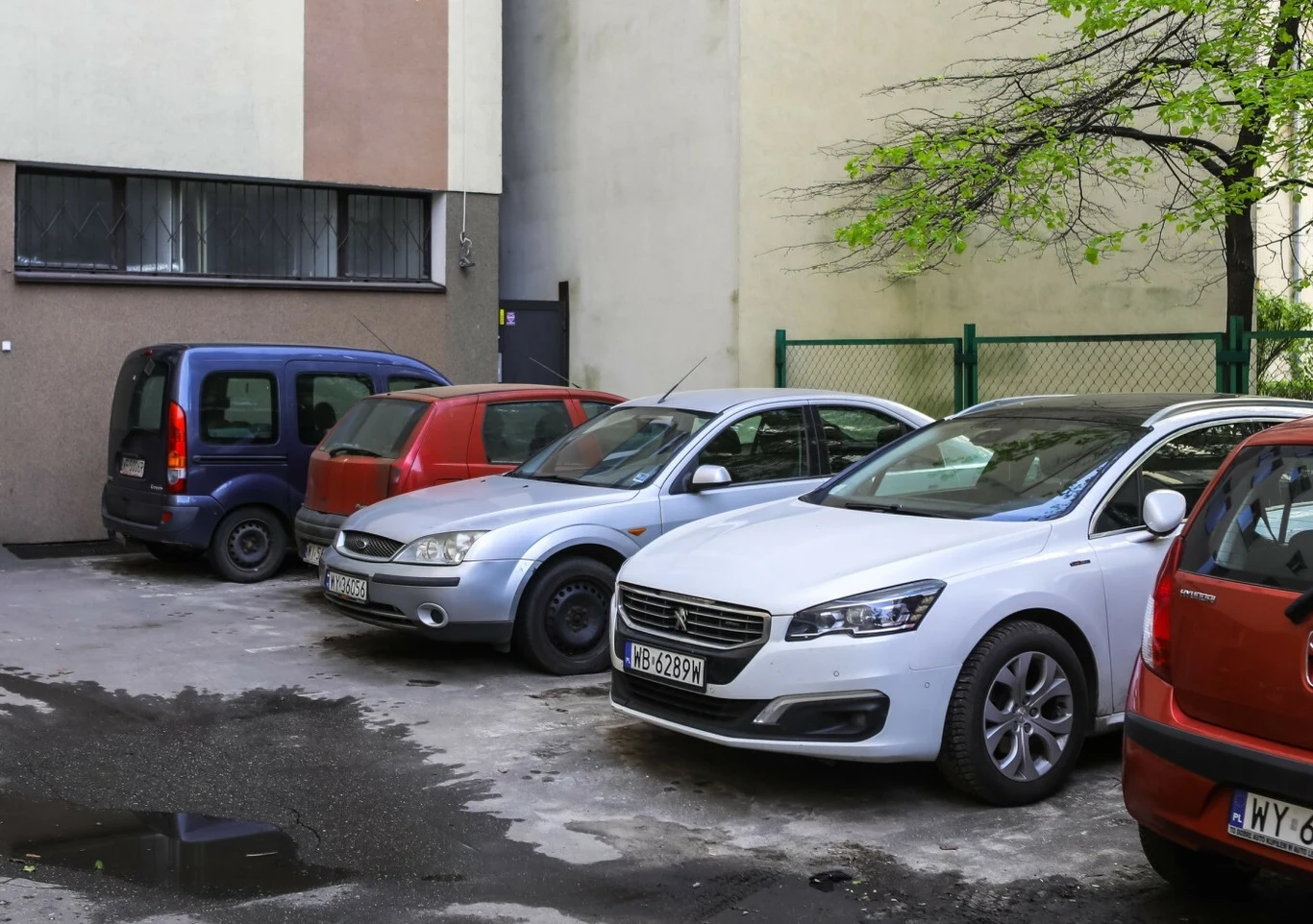 W jakich sytuacjach nie można parkować tyłem do budynku? W jakich sytuacjach nie można parkować tyłem do budynku?