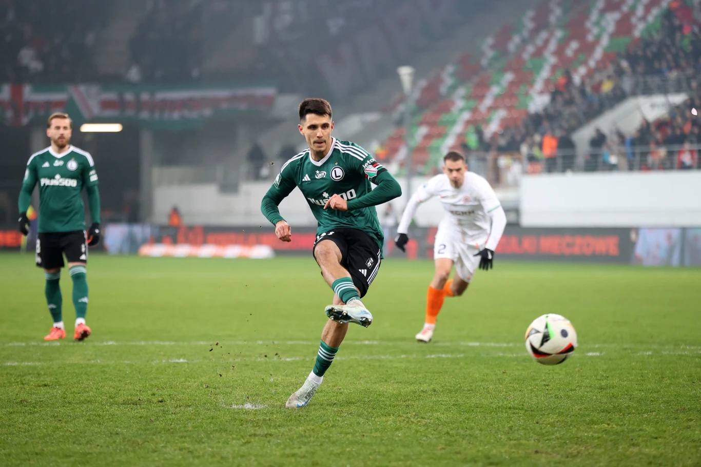 Bartosz Kapustka wykorzystuje rzut karny 