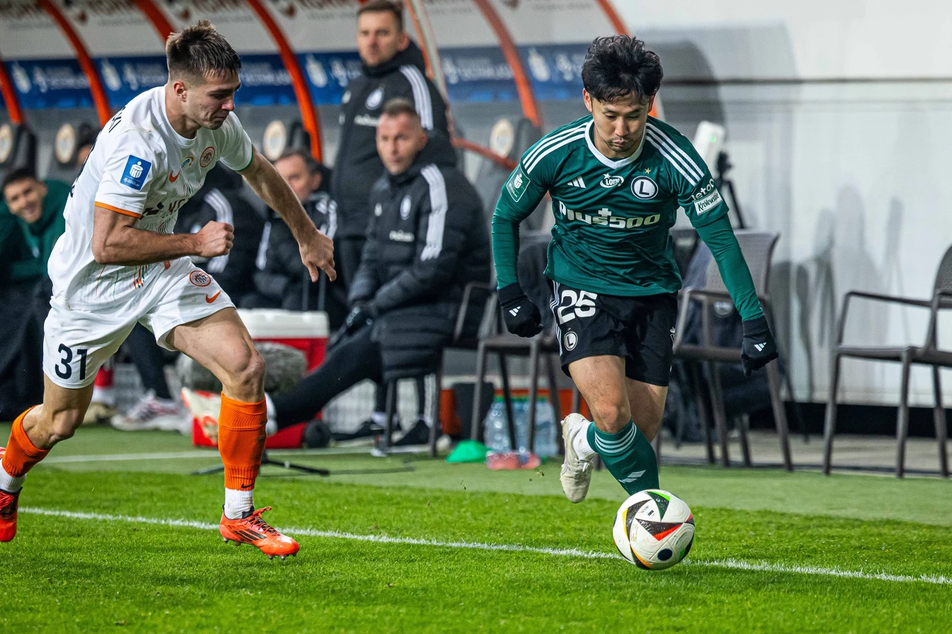 Ryoya Morishita (przy piłce) znów okazał się dla rywali nieuchwytny 