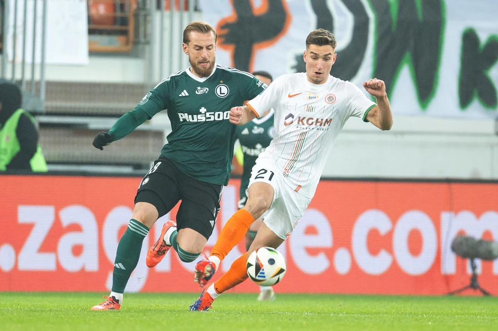 Rafał Augustyniak (z lewej) w trakcie niedzielnego meczu z Zagłębiem Lubin Rafał Augustyniak (z lewej) w trakcie niedzielnego meczu z Zagłębiem Lubin