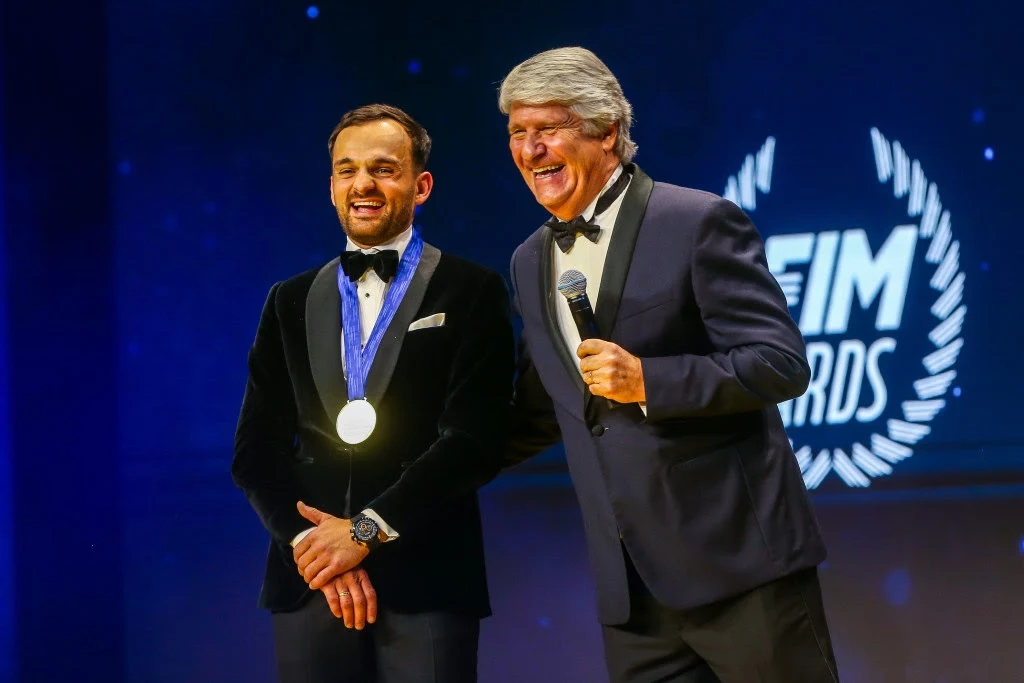 Bartosz Zmarzlik i prezydent FIM Jorge Viegas. Bartosz Zmarzlik i prezydent FIM Jorge Viegas.