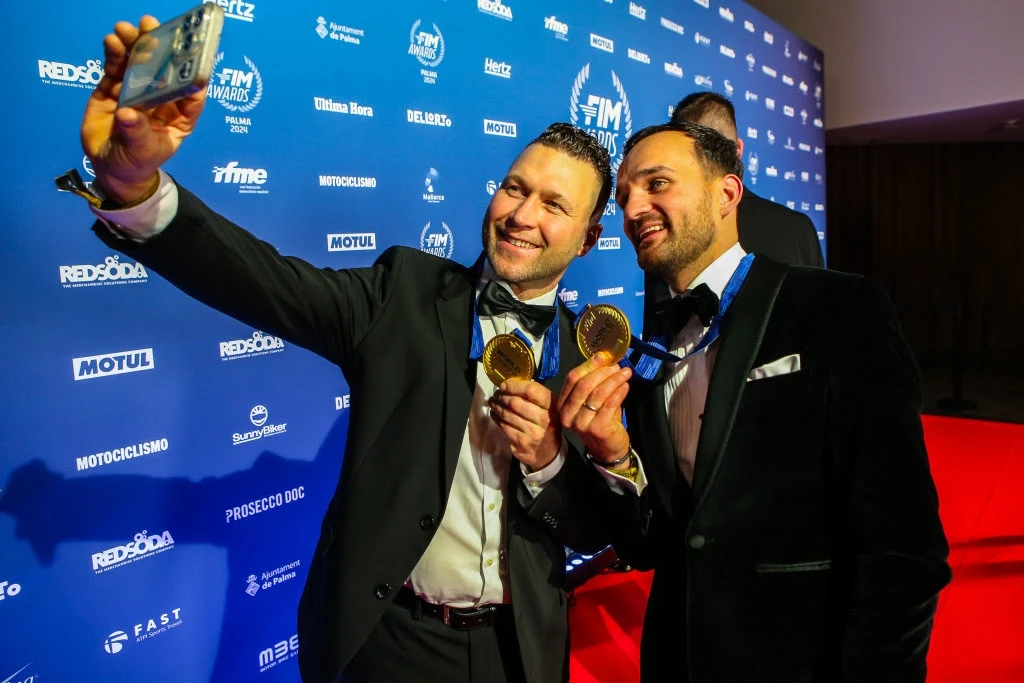 Martin Smolinski robi sobie selfie z Bartoszem Zmarzlikiem. Gala FIM Awards 2024. Martin Smolinski robi sobie selfie z Bartoszem Zmarzlikiem. Gala FIM Awards 2024.